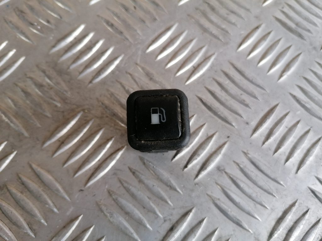 Degvielas tvertnes atvēršanas poga priekš VW GOLF IV 1999 1 Degvielas tvertnes atvēršanas poga priekš VW GOLF IV 1999