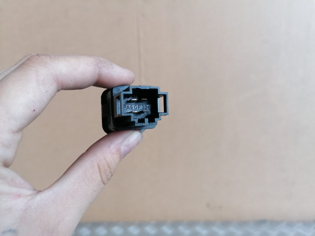 Degvielas tvertnes atvēršanas poga priekš VW GOLF IV 1999 2 Degvielas tvertnes atvēršanas poga priekš VW GOLF IV 1999