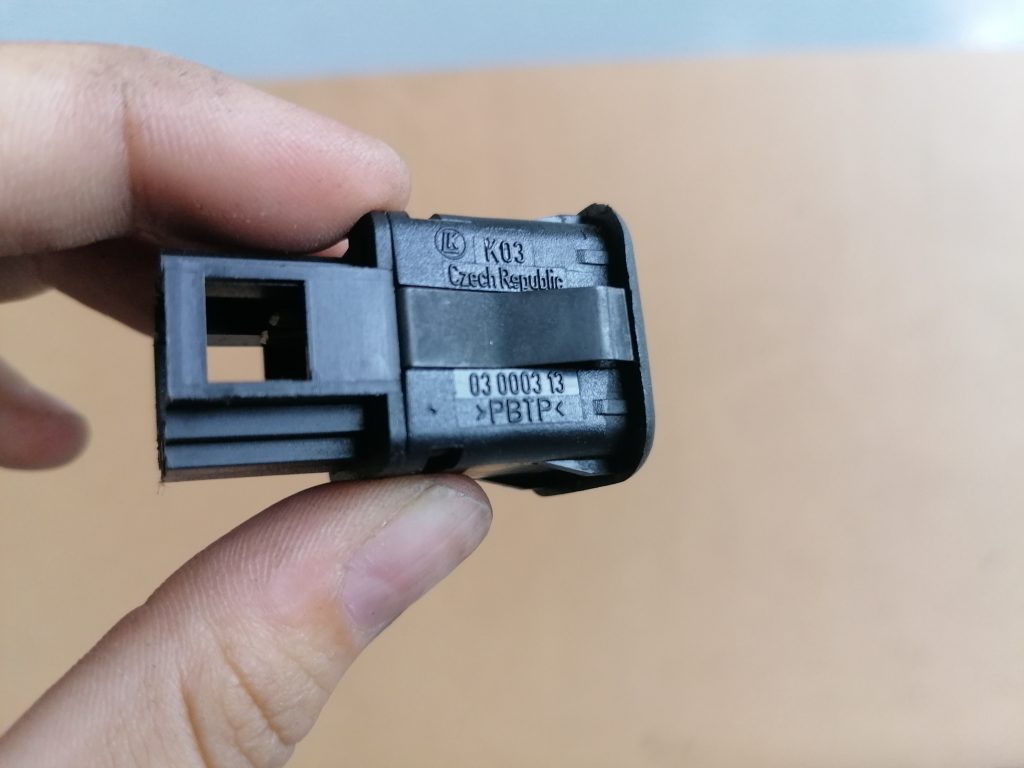 Degvielas tvertnes atvēršanas poga priekš VW GOLF IV 1999 3 Degvielas tvertnes atvēršanas poga priekš VW GOLF IV 1999