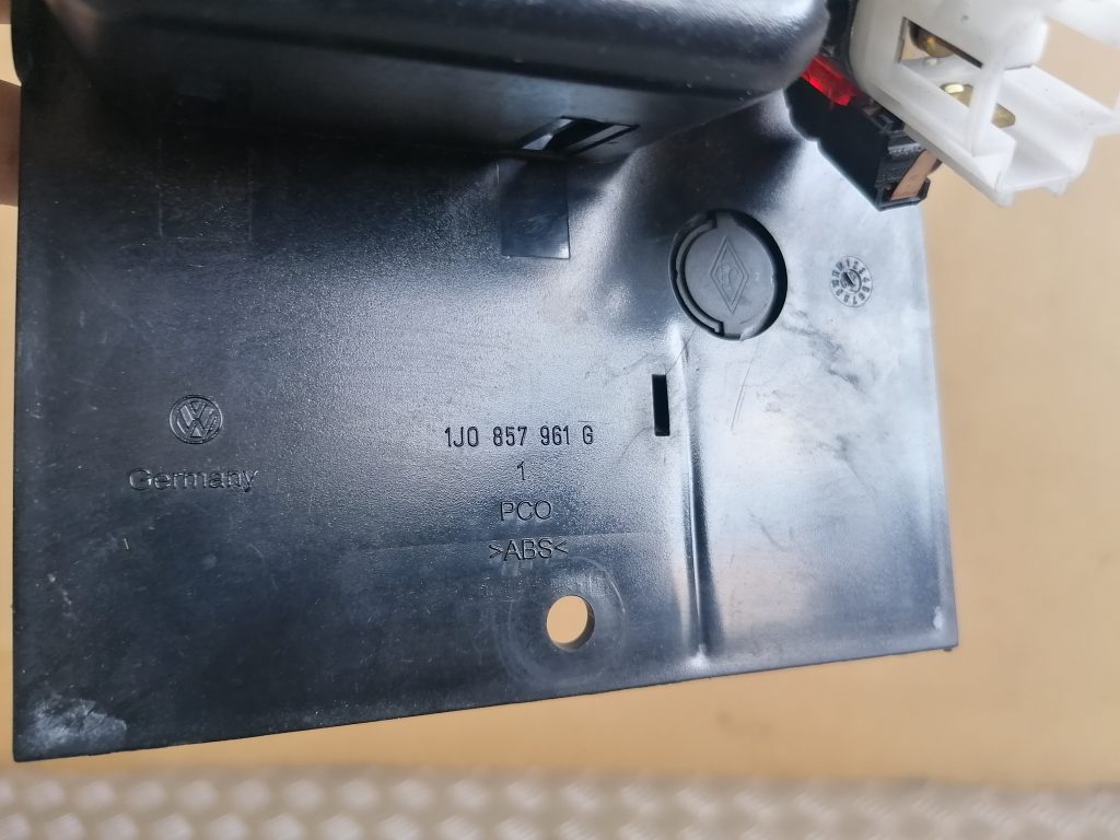 Pelnu trauks priekš VW GOLF IV 1999 3 Pelnu trauks priekš VW GOLF IV 1999