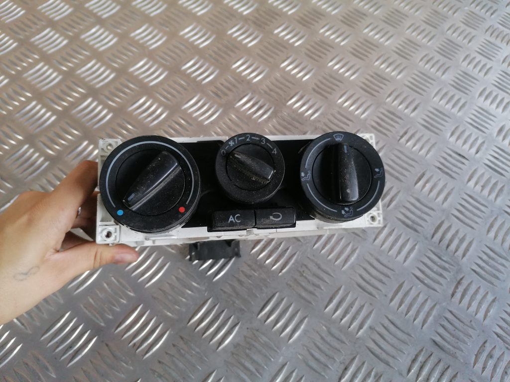 Klimata kontroles bloks priekš VW GOLF IV 1999 1 Klimata kontroles bloks priekš VW GOLF IV 1999