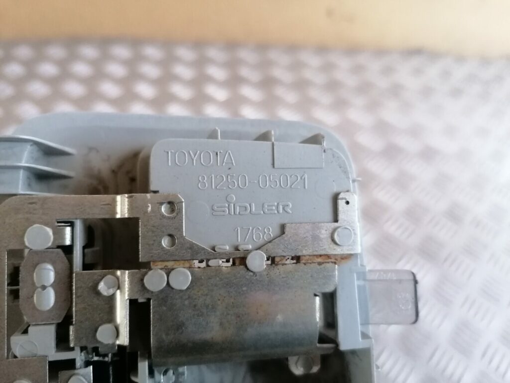 Aizmugurējo sēdvietu apgaismojums priekš TOYOTA AVENSIS 2007 3 Aizmugurējo sēdvietu apgaismojums priekš TOYOTA AVENSIS 2007