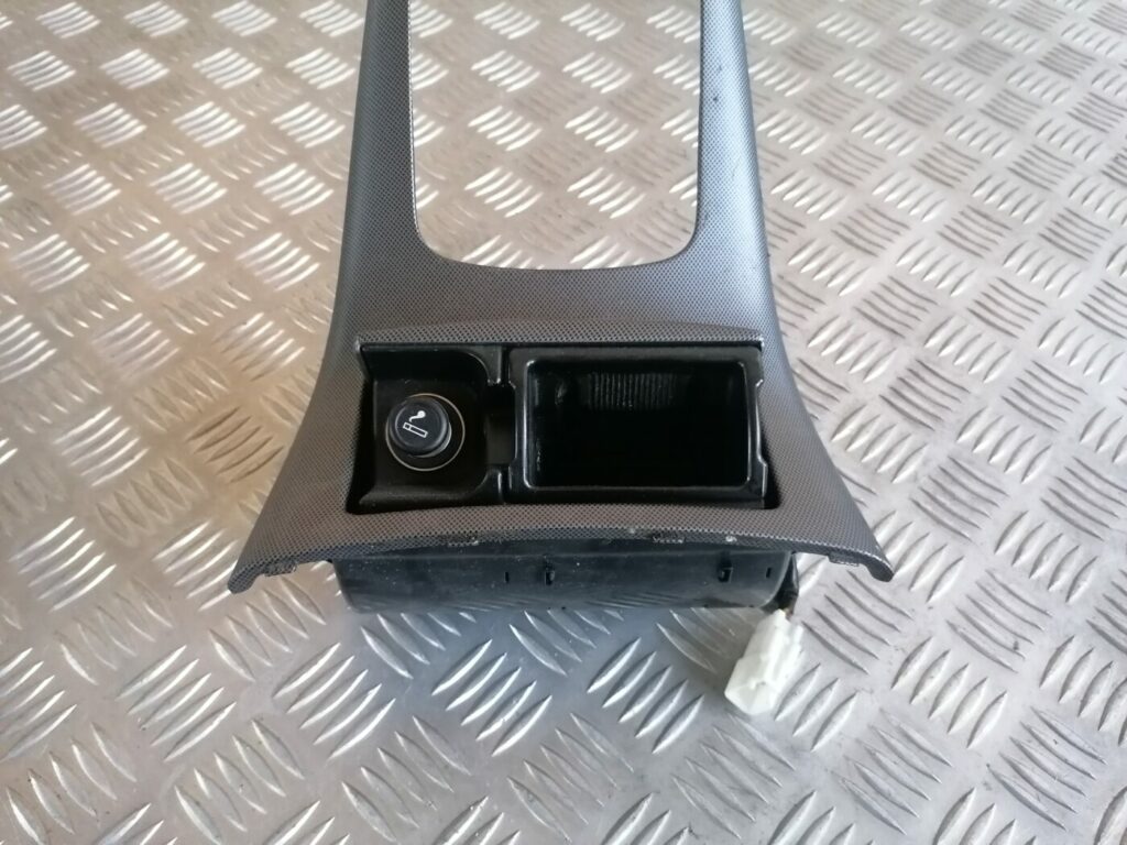 Dekoratīvs rāmis pārnesumu selektoram priekš TOYOTA AVENSIS 2007 2 Dekoratīvs rāmis pārnesumu selektoram priekš TOYOTA AVENSIS 2007