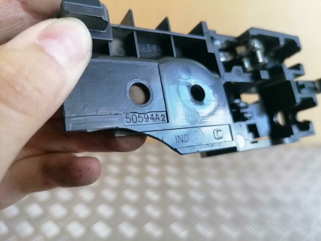 Salona durvju rokturis, priekšējais labais priekš TOYOTA AVENSIS 2007 4 Salona durvju rokturis, priekšējais labais priekš TOYOTA AVENSIS 2007