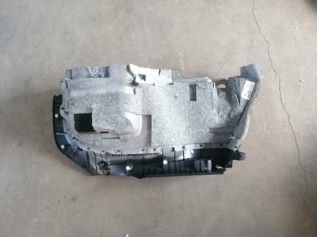 Bagāžnieka nodalījuma sānu apdare priekš TOYOTA AVENSIS 2007 2 Bagāžnieka nodalījuma sānu apdare priekš TOYOTA AVENSIS 2007