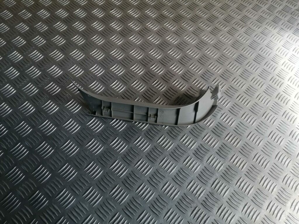 Bagāžnieka vāka apdare priekš TOYOTA AVENSIS 2007 2 Bagāžnieka vāka apdare priekš TOYOTA AVENSIS 2007