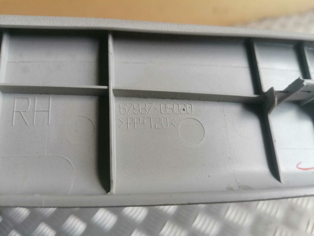 Bagāžnieka vāka apdare priekš TOYOTA AVENSIS 2007 3 Bagāžnieka vāka apdare priekš TOYOTA AVENSIS 2007