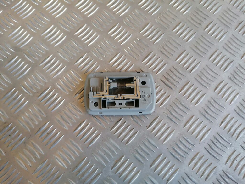 Aizmugurējo sēdvietu apgaismojums priekš HONDA ACCORD 2007 YR562P 2 Aizmugurējo sēdvietu apgaismojums priekš HONDA ACCORD 2007 YR562P