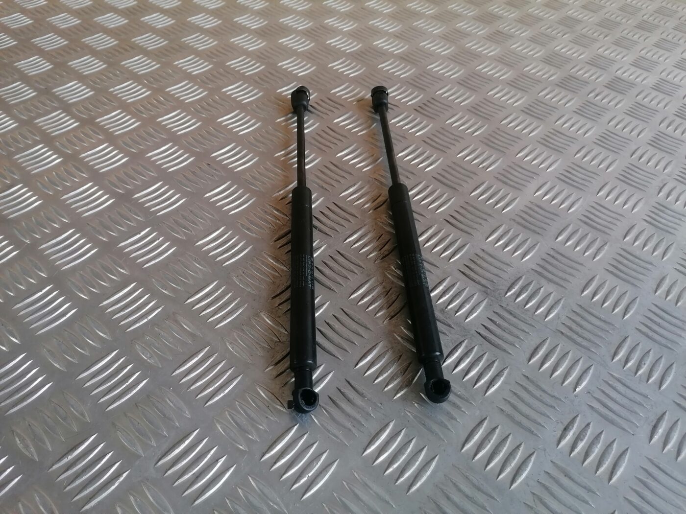 Bagažnieka vāka amortizators priekš HONDA CR-V 2006 2 Bagažnieka vāka amortizators priekš HONDA CR-V 2006