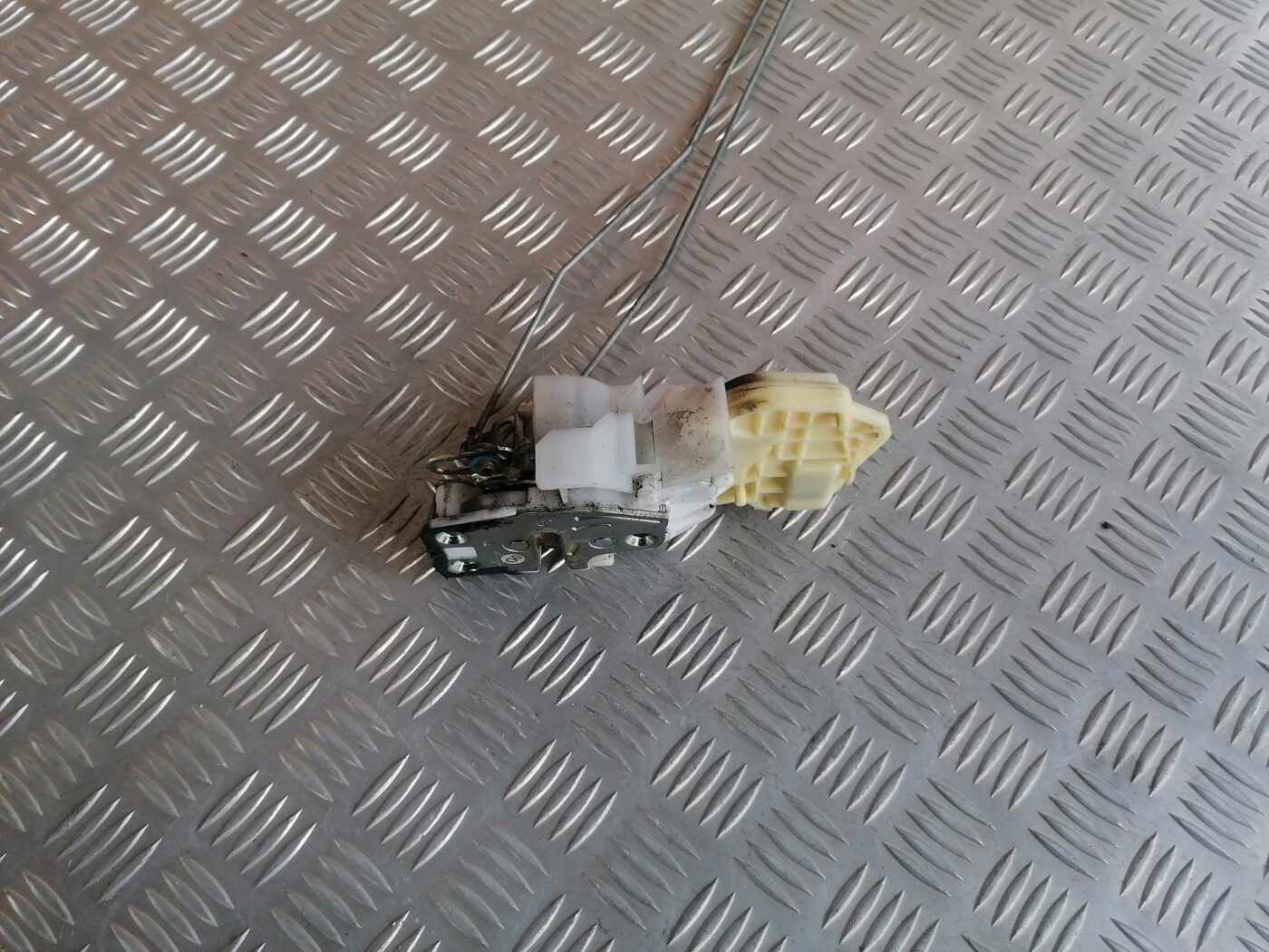 Aizmugurējo labo durvju slēdzene priekš HONDA CR-V 2006 2 Aizmugurējo labo durvju slēdzene priekš HONDA CR-V 2006