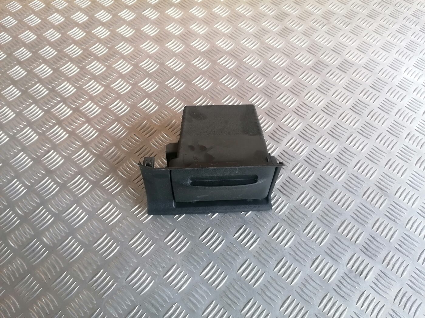 Mantu glabāšanas nodalījums centrā priekš HONDA CR-V 2006 1 Mantu glabāšanas nodalījums centrā priekš HONDA CR-V 2006