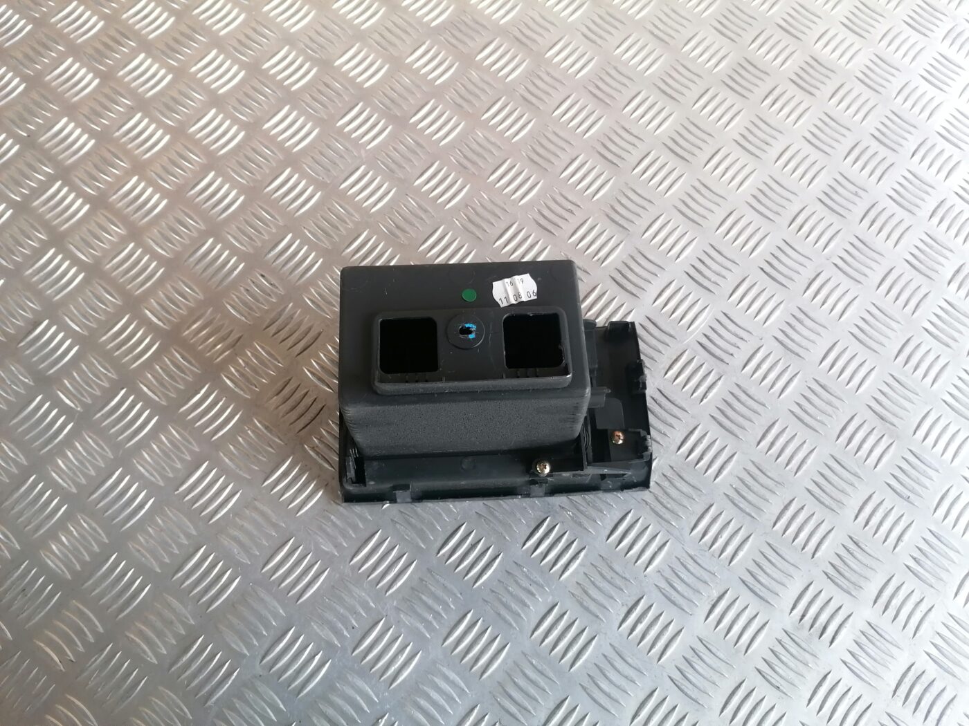 Mantu glabāšanas nodalījums centrā priekš HONDA CR-V 2006 2 Mantu glabāšanas nodalījums centrā priekš HONDA CR-V 2006