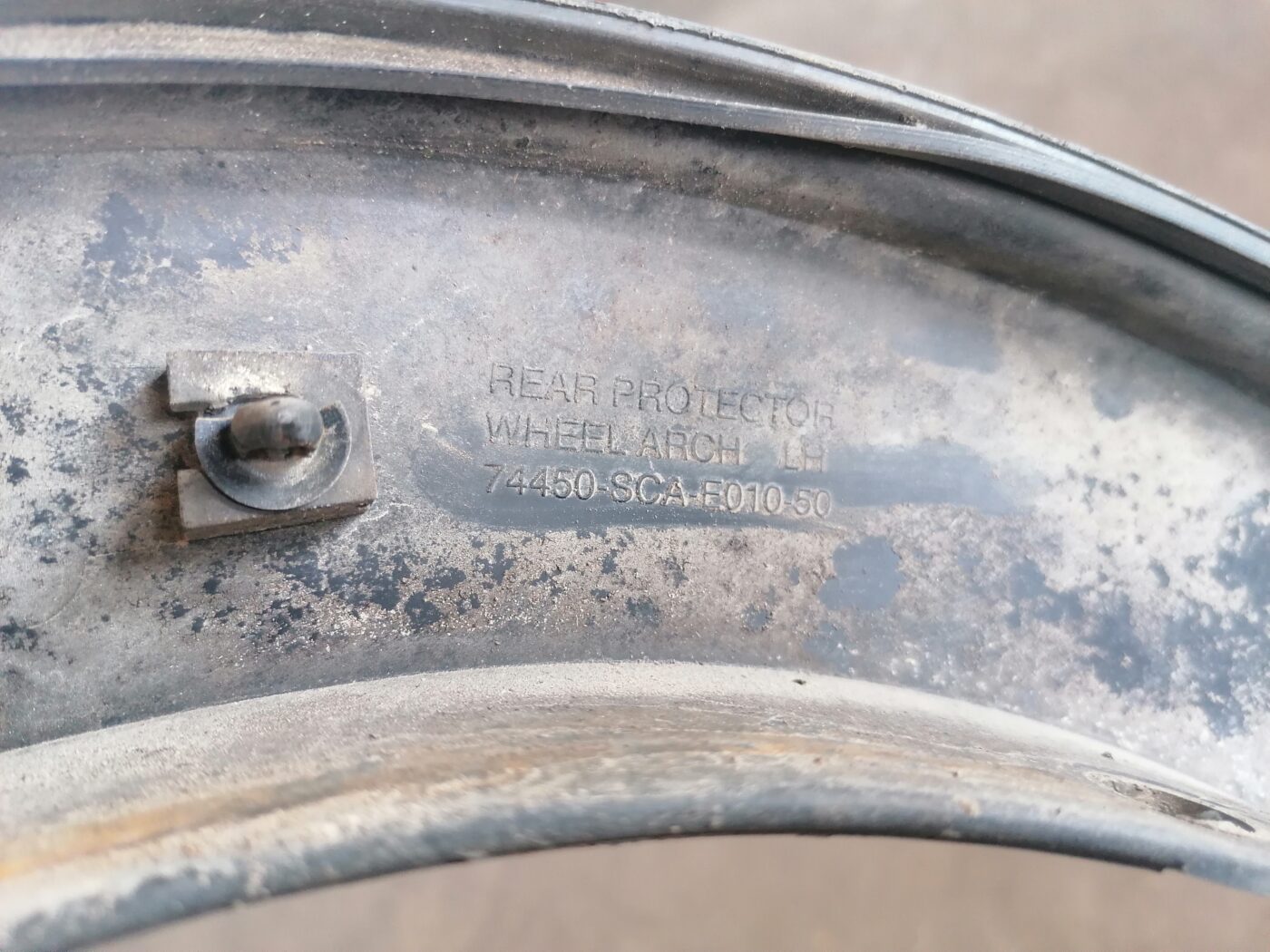 Aizmugurēja spārna uzlika (moldings) priekš HONDA CR-V 2006 3 Aizmugurēja spārna uzlika (moldings) priekš HONDA CR-V 2006