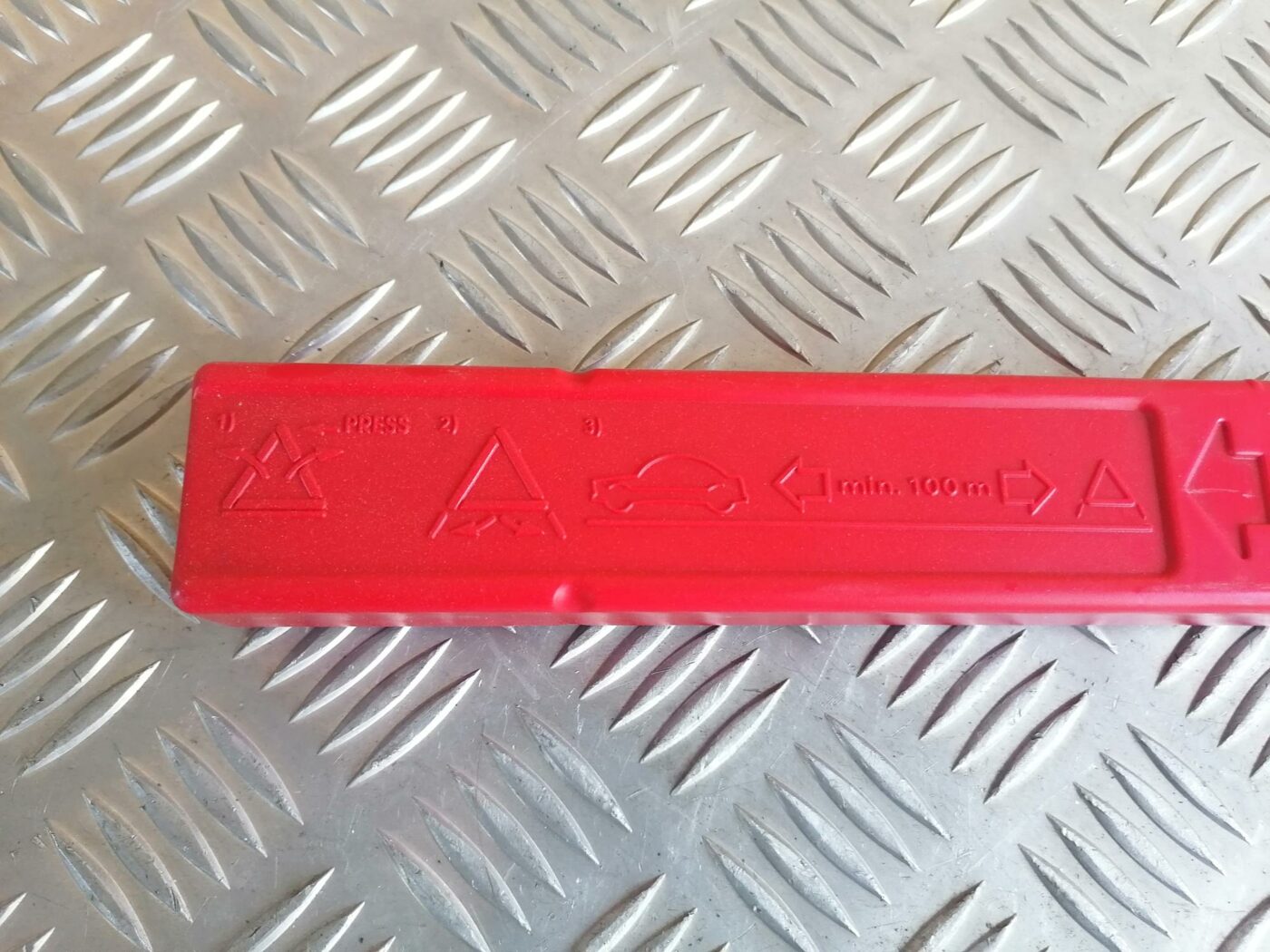 Brīdinājuma trīsstūris priekš AUDI A6 2008 2 Brīdinājuma trīsstūris priekš AUDI A6 2008