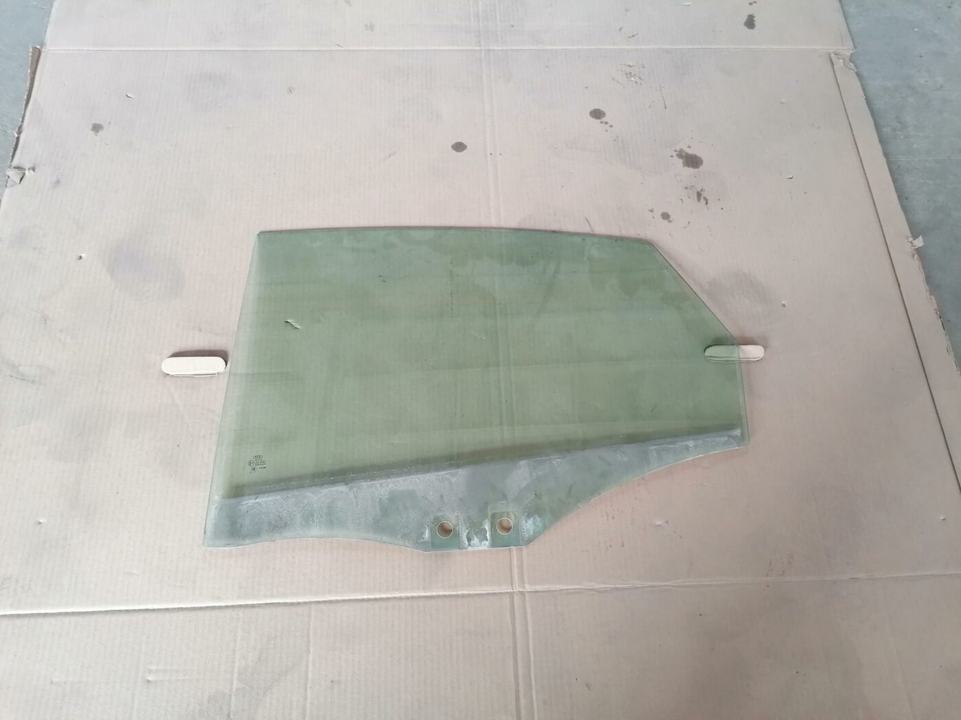 Aizmugurējo kreiso durvju stikls priekš AUDI A6 2008 1 Aizmugurējo kreiso durvju stikls priekš AUDI A6 2008