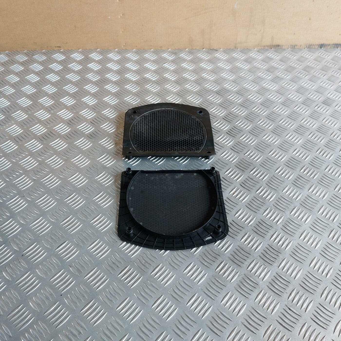 Skaļruņa apdare aizmugurējā plauktā priekš BMW 520D F11 2011 TOURING 1 Skaļruņa apdare aizmugurējā plauktā priekš BMW 520D F11 2011 TOURING