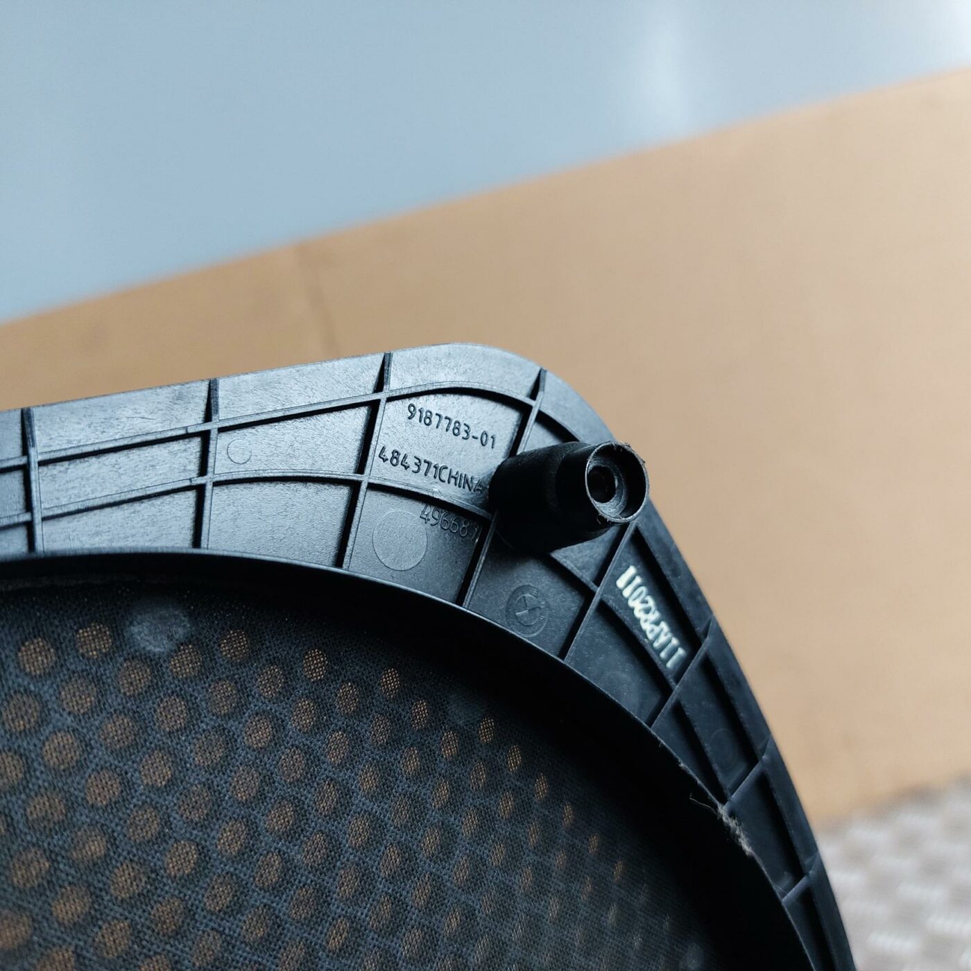 Skaļruņa apdare aizmugurējā plauktā priekš BMW 520D F11 2011 TOURING 3 Skaļruņa apdare aizmugurējā plauktā priekš BMW 520D F11 2011 TOURING