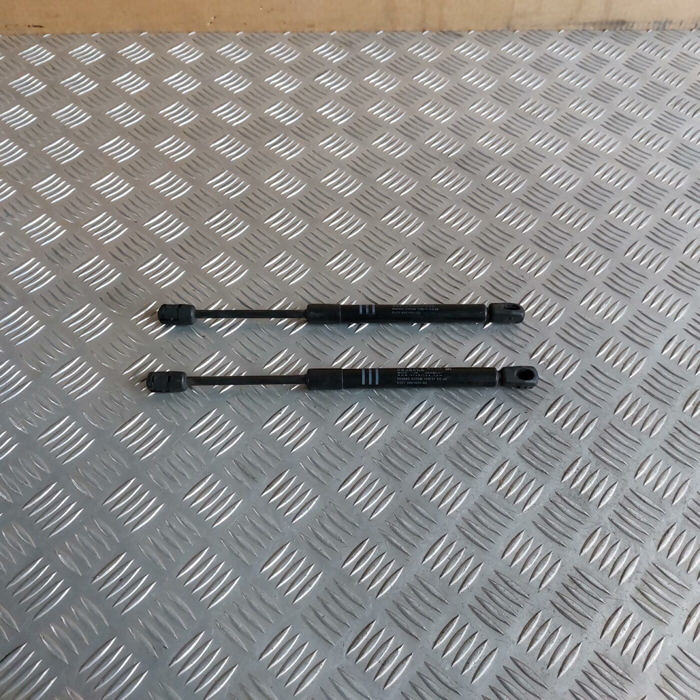 Pārsega amortizators priekš BMW 520D F11 2011 TOURING 1 Pārsega amortizators priekš BMW 520D F11 2011 TOURING