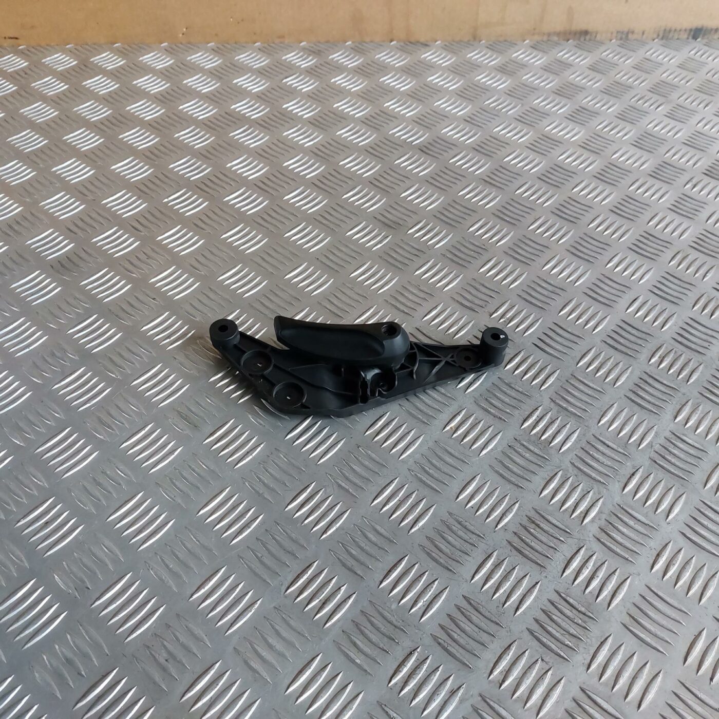 Pārsega atveršanas rokturis salonā priekš BMW 520D F11 2011 TOURING 1 Pārsega atveršanas rokturis salonā priekš BMW 520D F11 2011 TOURING