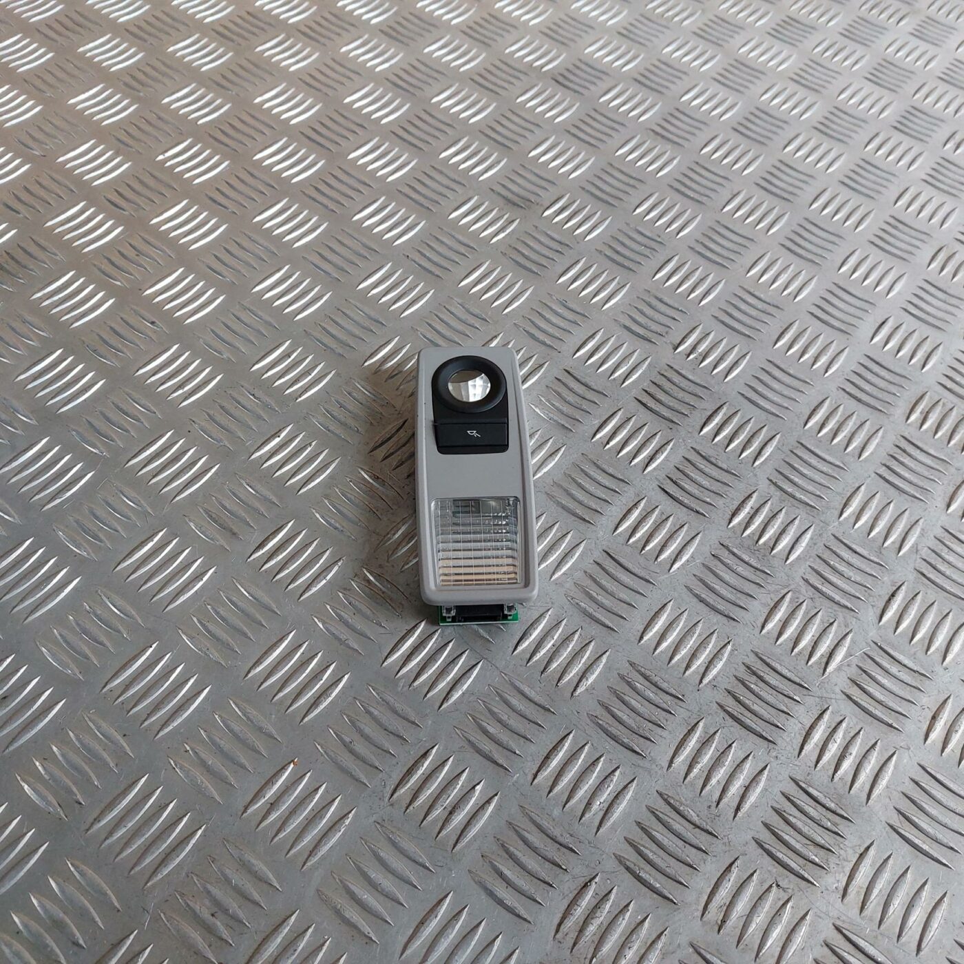 Aizmugurējo sēdvietu apgaismojums priekš BMW 520D F11 2011 TOURING 1 Aizmugurējo sēdvietu apgaismojums priekš BMW 520D F11 2011 TOURING