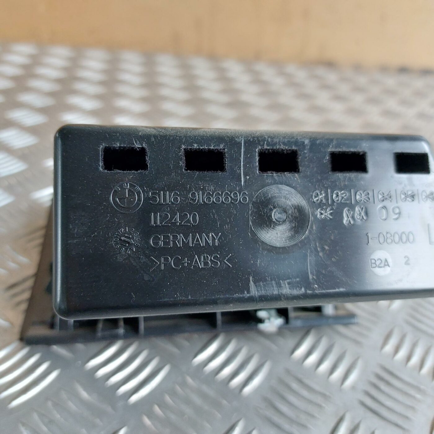 Mantu glabāšanas nodalījums vadītāja pusē priekš BMW 520D F11 2011 TOURING 3 Mantu glabāšanas nodalījums vadītāja pusē priekš BMW 520D F11 2011 TOURING