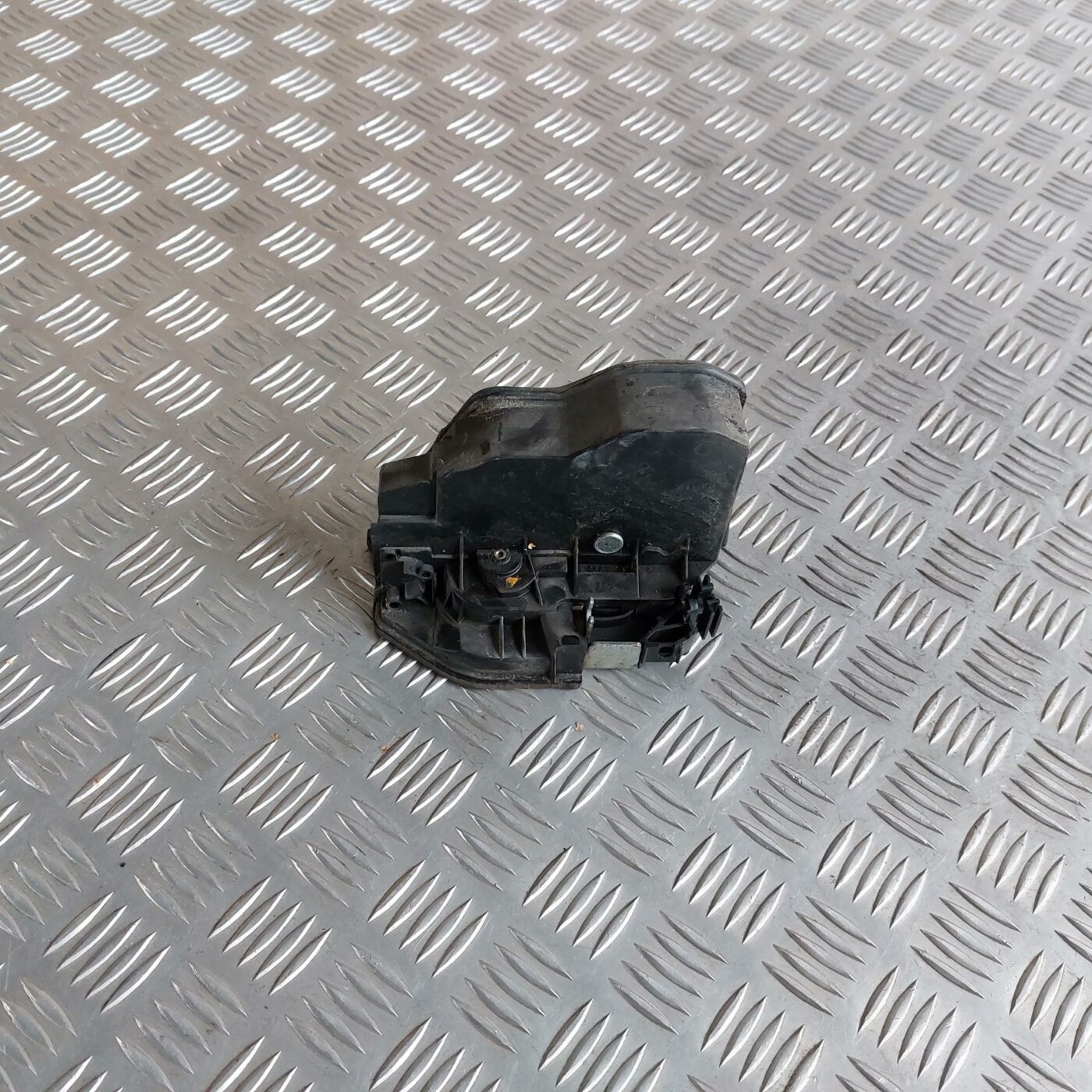 Aizmugurējo labo durvju slēdzene priekš BMW 520D F11 2011 TOURING 2 Aizmugurējo labo durvju slēdzene priekš BMW 520D F11 2011 TOURING