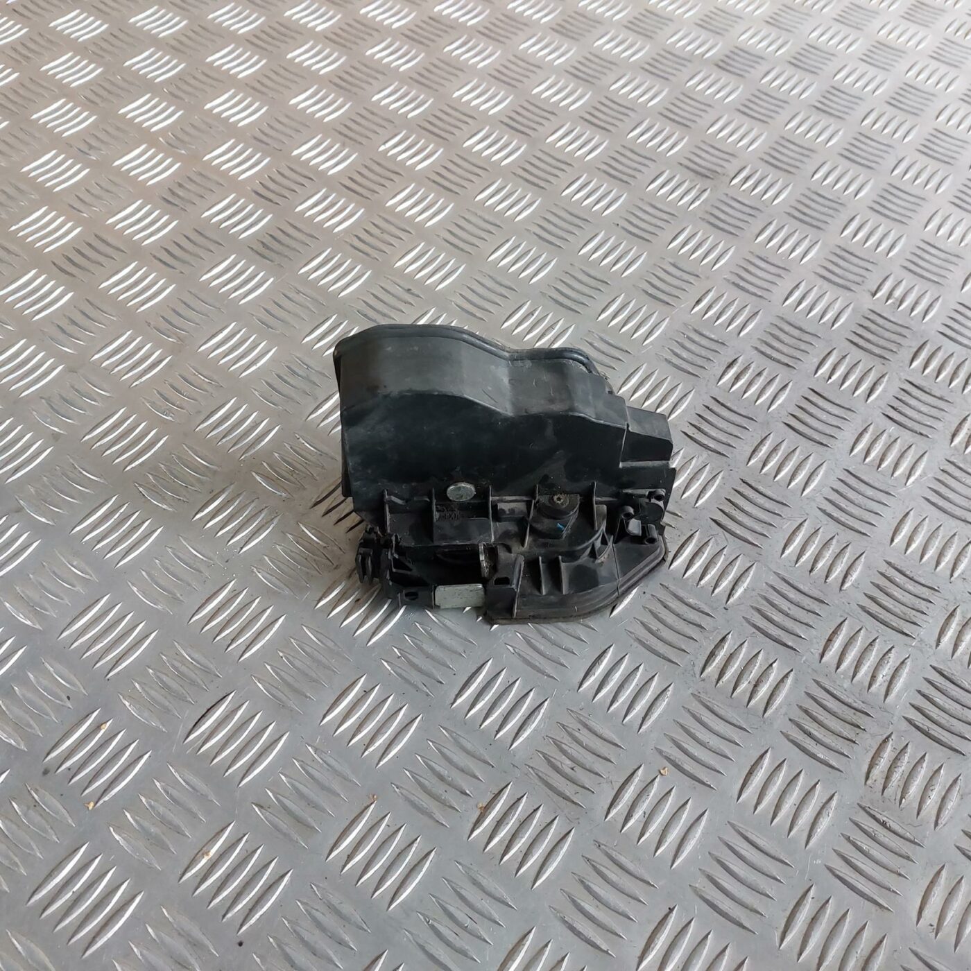 Aizmugurējo kreiso durvju slēdzene priekš BMW 520D F11 2011 TOURING 2 Aizmugurējo kreiso durvju slēdzene priekš BMW 520D F11 2011 TOURING