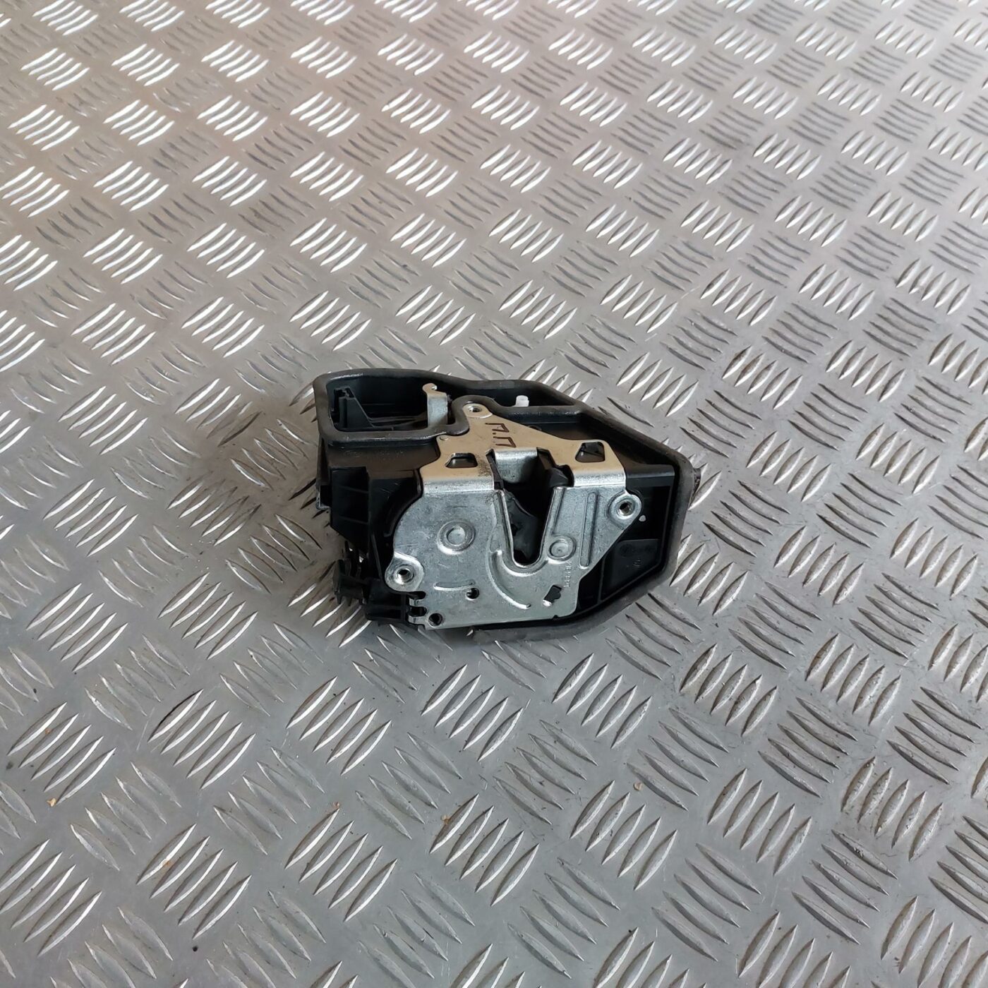 Priekšējo labo durvju slēdzene priekš BMW 520D F11 2011 TOURING 1 Priekšējo labo durvju slēdzene priekš BMW 520D F11 2011 TOURING