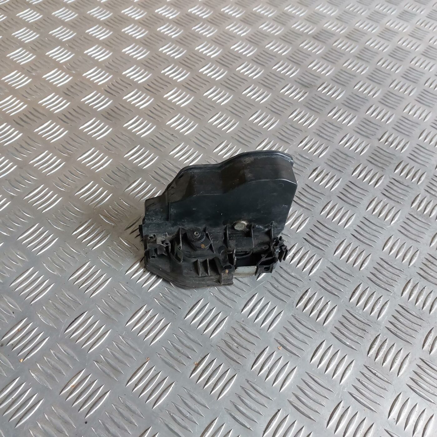 Priekšējo labo durvju slēdzene priekš BMW 520D F11 2011 TOURING 2 Priekšējo labo durvju slēdzene priekš BMW 520D F11 2011 TOURING