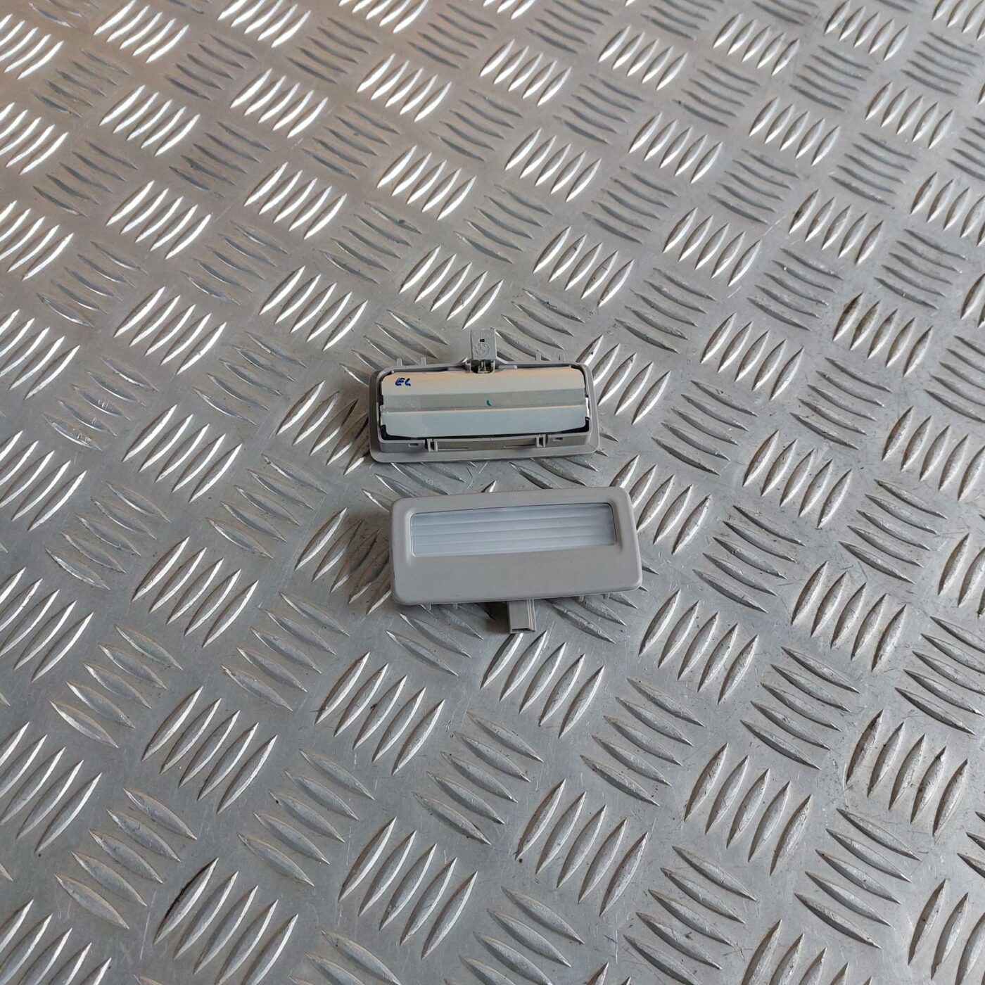 Saules aizsarga apgaismojums priekš BMW 520D F11 2011 TOURING 1 Saules aizsarga apgaismojums priekš BMW 520D F11 2011 TOURING