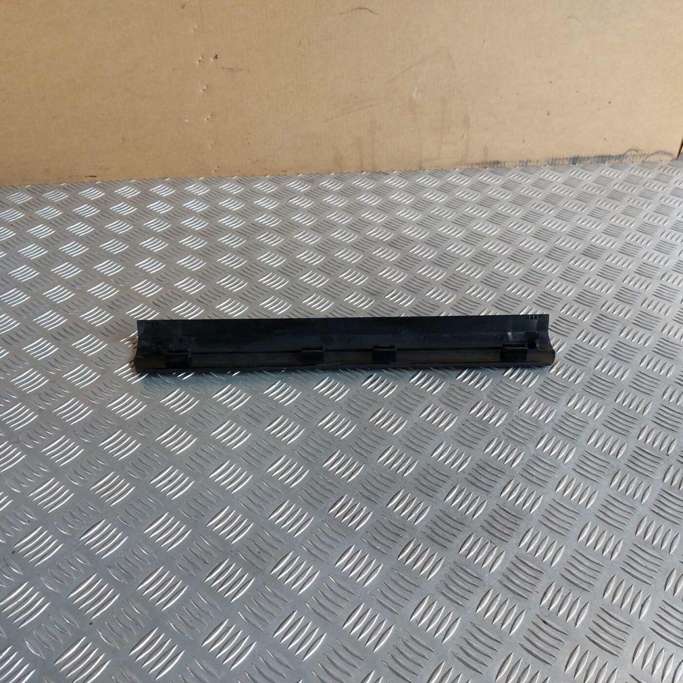 Sliekšņa priekšēja laba uzlika (salonā) priekš BMW 520D F11 2011 TOURING 2 Sliekšņa priekšēja laba uzlika (salonā) priekš BMW 520D F11 2011 TOURING