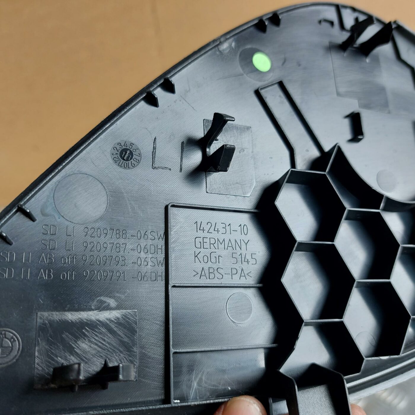 Mērinstrumentu paneļa sānu apdare priekš BMW 520D F11 2011 TOURING 3 Mērinstrumentu paneļa sānu apdare priekš BMW 520D F11 2011 TOURING