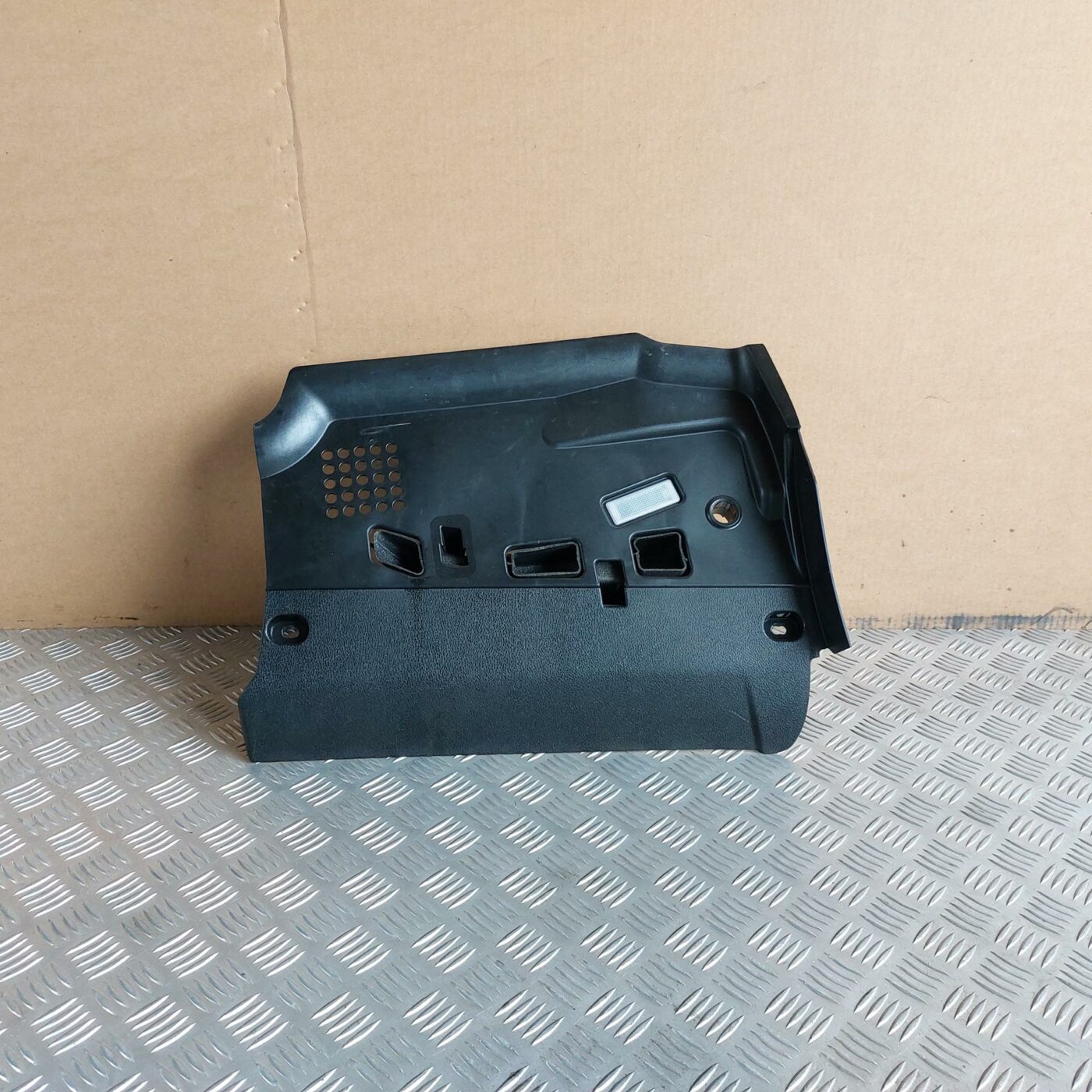 Mērinstrumentu paneļa apakšēja apdare priekš BMW 520D F11 2011 TOURING 1 Mērinstrumentu paneļa apakšēja apdare priekš BMW 520D F11 2011 TOURING