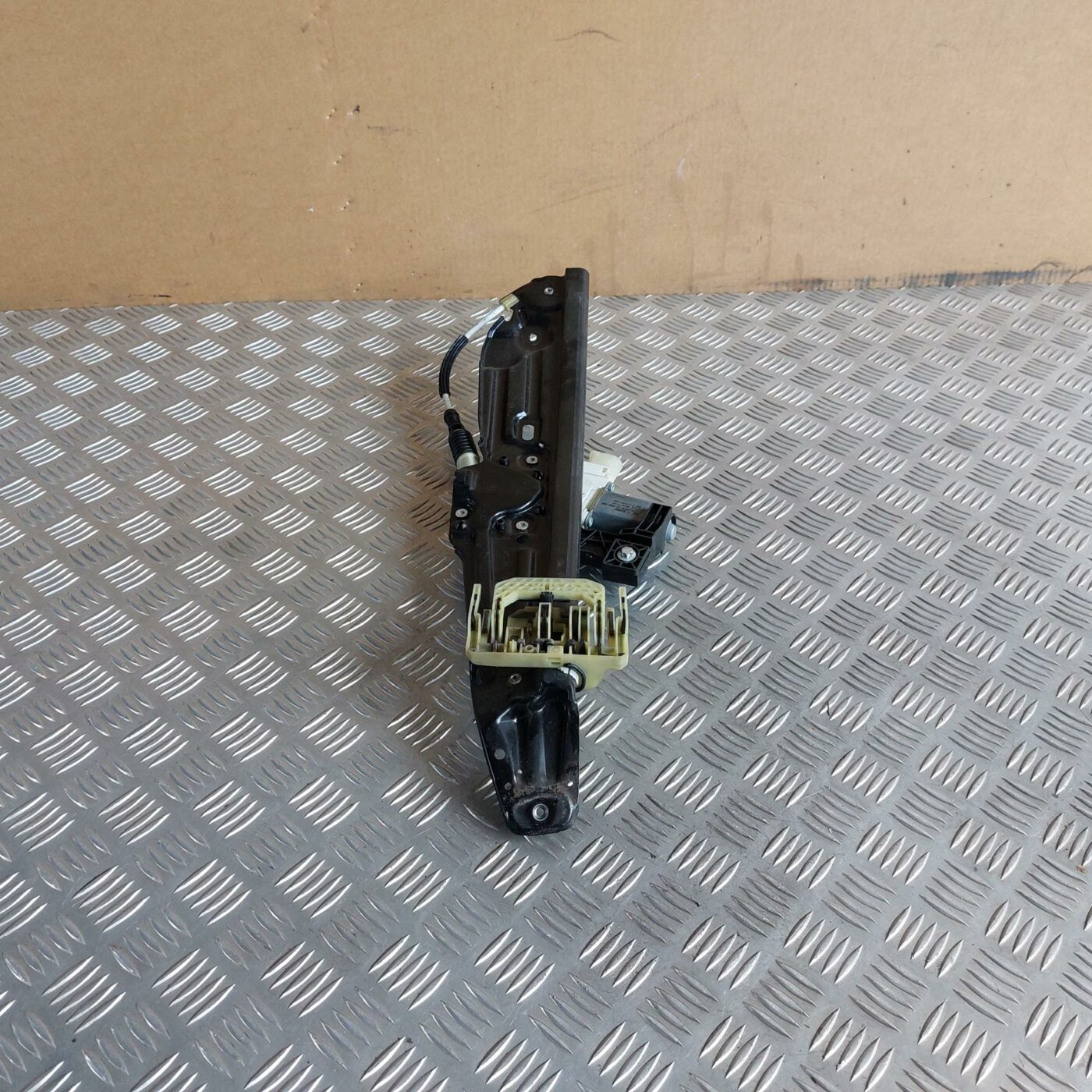 Stikla pacelšanas mehānisms aizmugurējais labais priekš BMW 520D F11 2011 TOURING 2 Stikla pacelšanas mehānisms aizmugurējais labais priekš BMW 520D F11 2011 TOURING