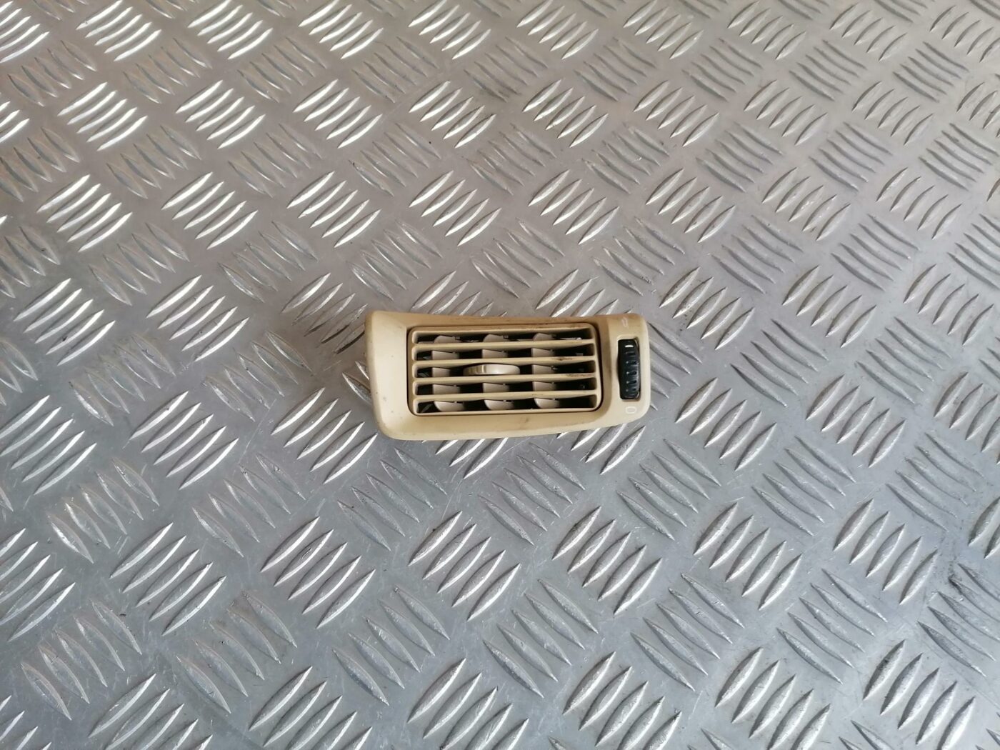 Salona statnes gaisa vads priekš VOLVO S80 2004 1 Salona statnes gaisa vads priekš VOLVO S80 2004