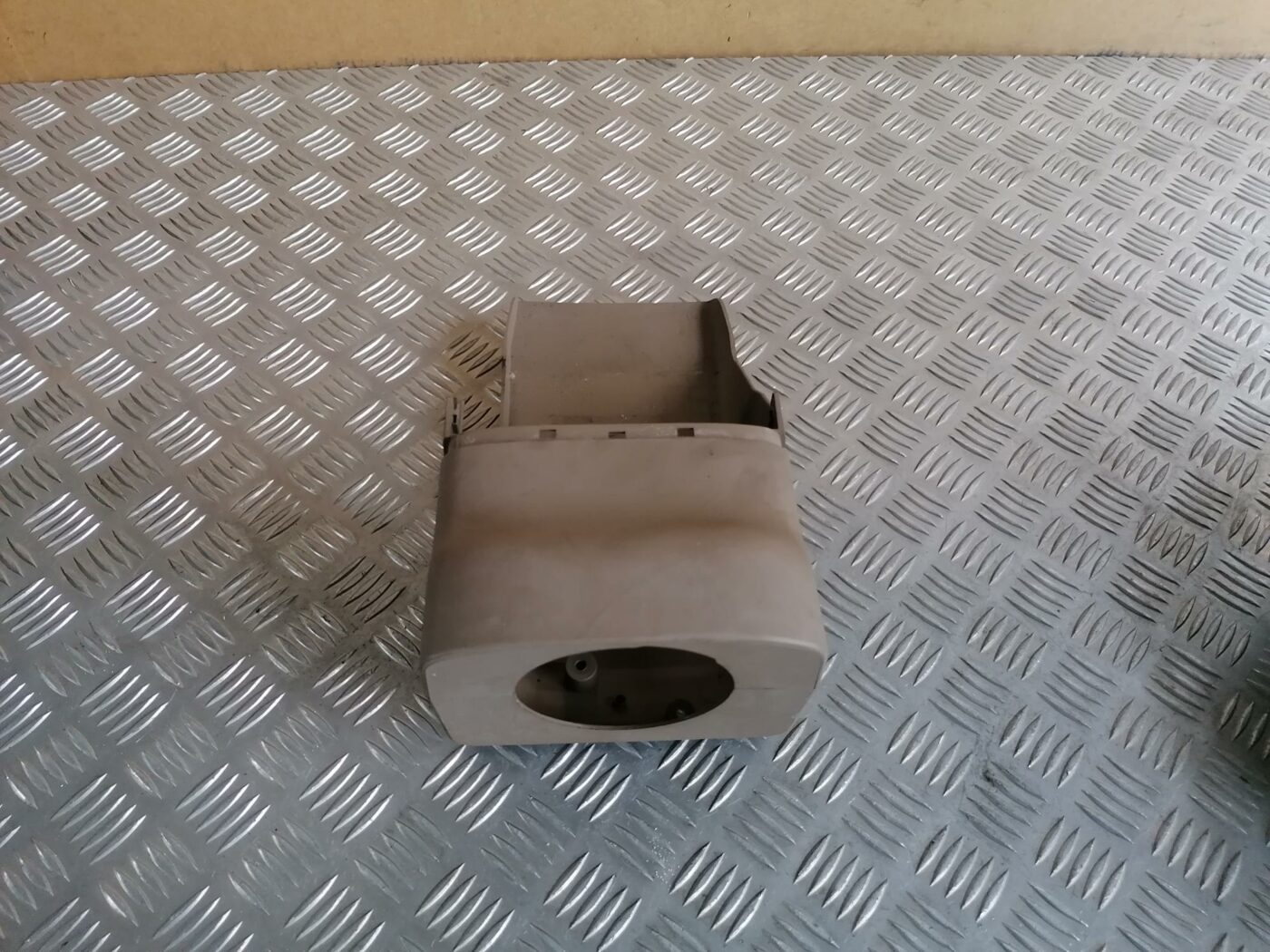 Stūres statnes putekļu aizsargs (salonā) priekš VOLVO S80 2004 2 Stūres statnes putekļu aizsargs (salonā) priekš VOLVO S80 2004