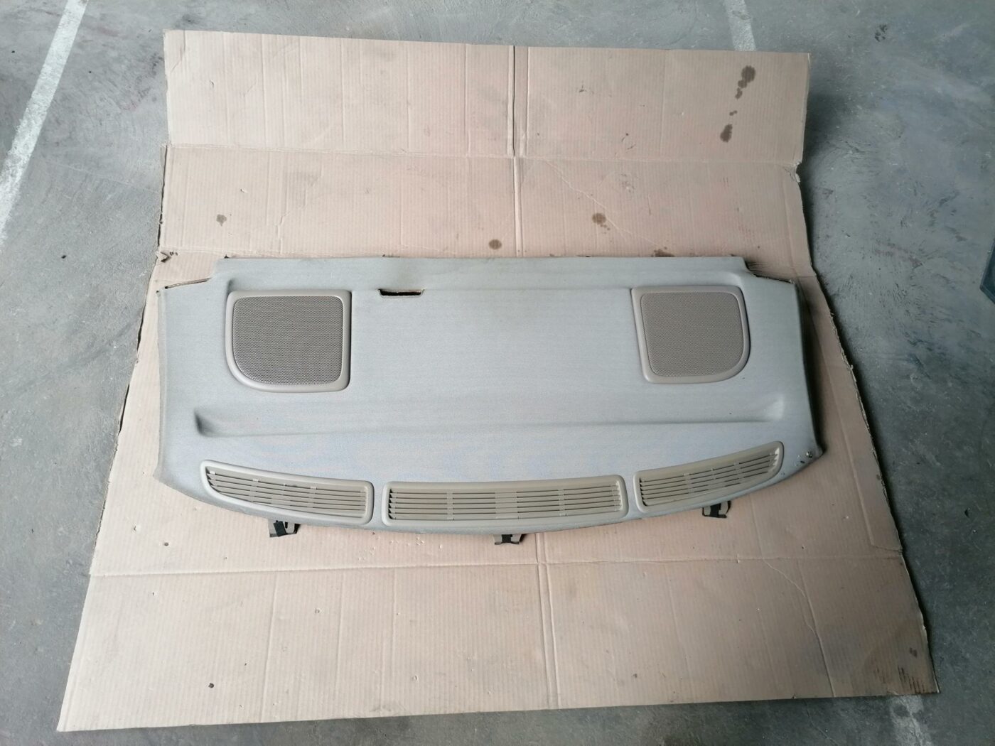 Bagāžnieka nodalījuma plaukts priekš VOLVO S80 2004 1 Bagāžnieka nodalījuma plaukts priekš VOLVO S80 2004