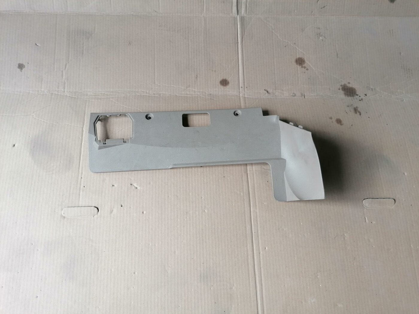 Mērinstrumentu paneļa apakšēja apdare priekš VOLVO S80 2004 1 Mērinstrumentu paneļa apakšēja apdare priekš VOLVO S80 2004