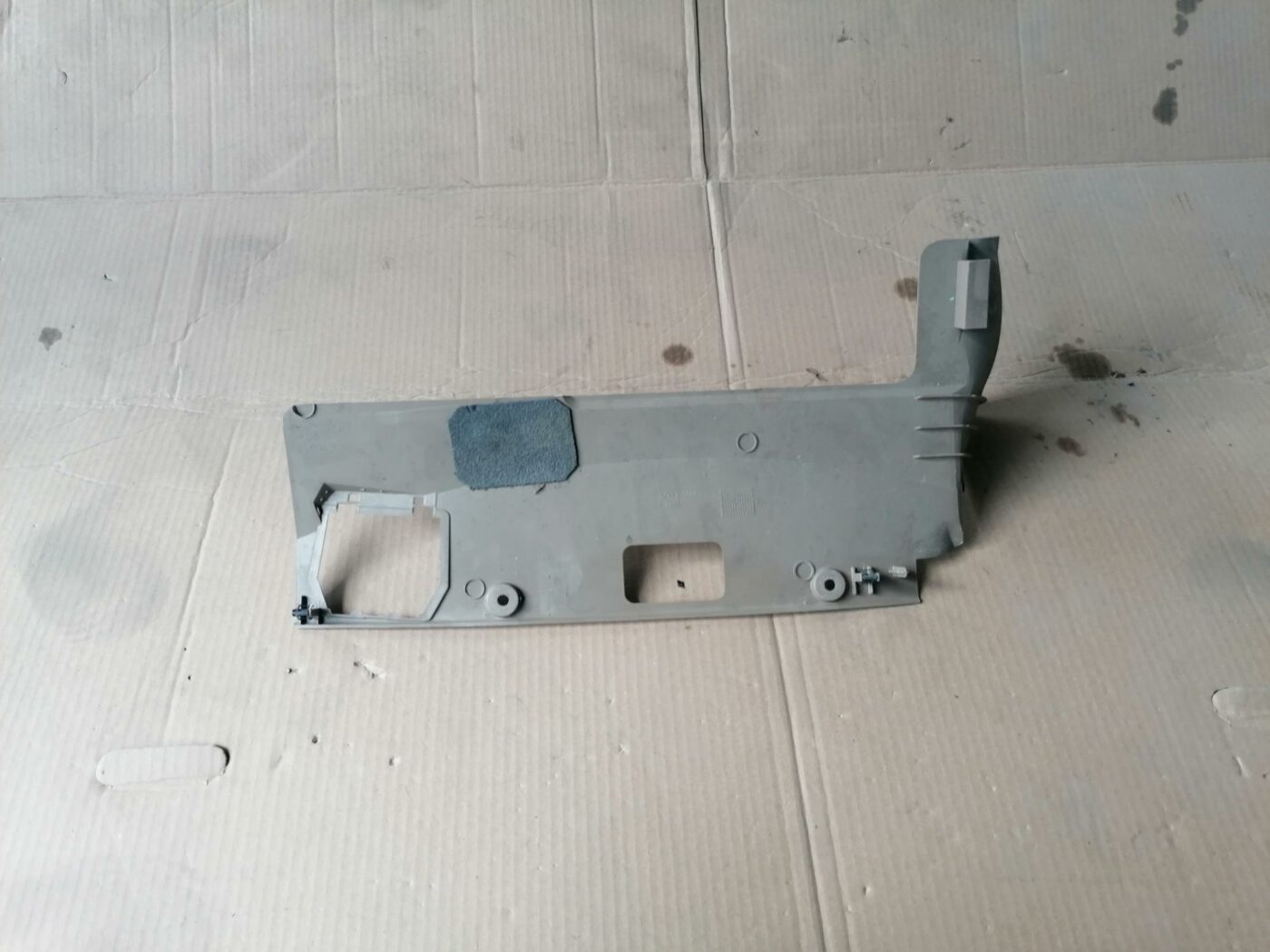 Mērinstrumentu paneļa apakšēja apdare priekš VOLVO S80 2004 2 Mērinstrumentu paneļa apakšēja apdare priekš VOLVO S80 2004