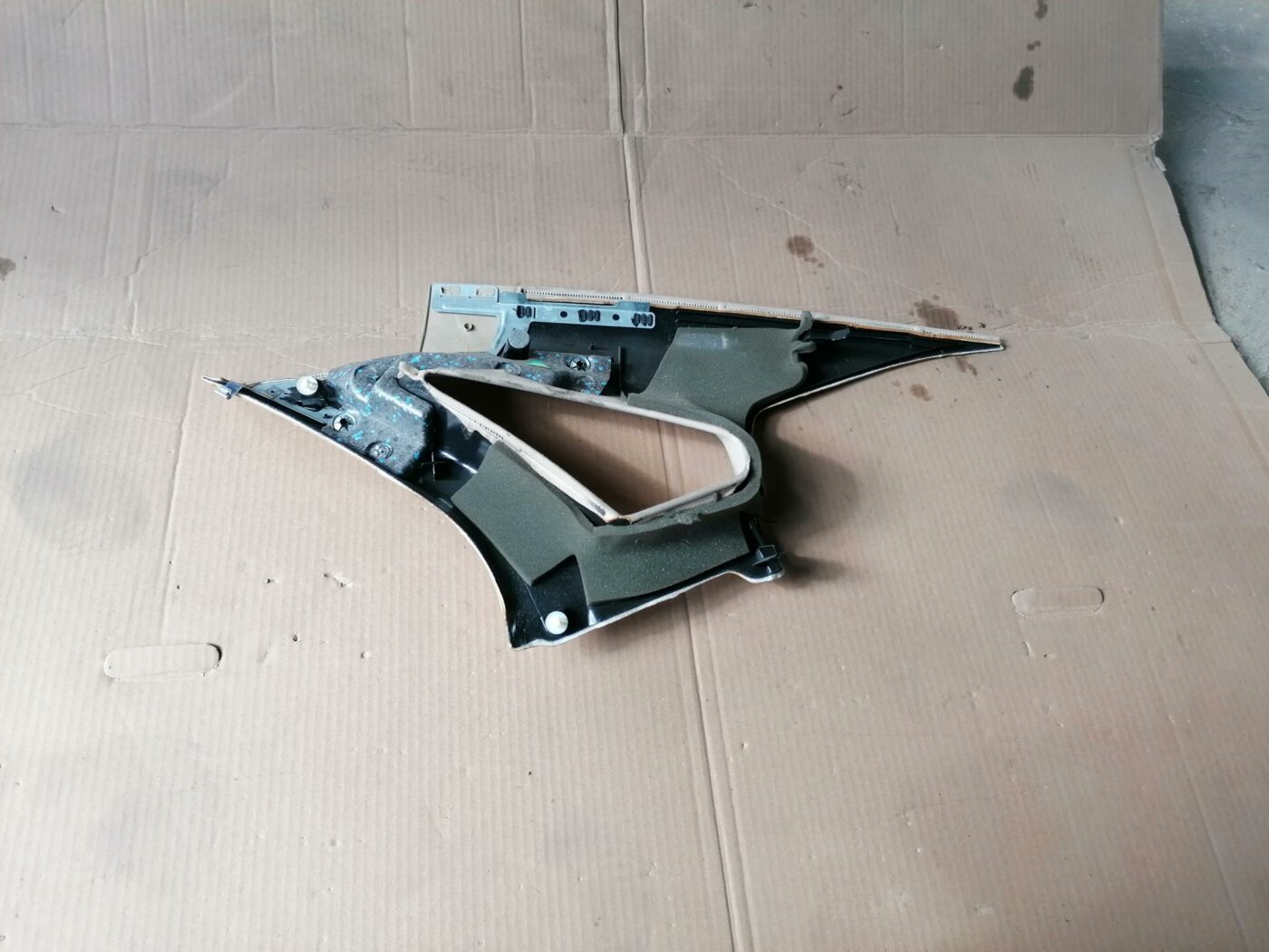 Bagažnieka nodalījuma statnes apdare priekš VOLVO S80 2004 2 Bagažnieka nodalījuma statnes apdare priekš VOLVO S80 2004