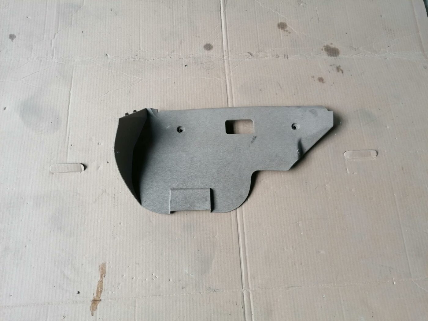 Mērinstrumentu paneļa apakšēja apdare priekš VOLVO S80 2004 1 Mērinstrumentu paneļa apakšēja apdare priekš VOLVO S80 2004