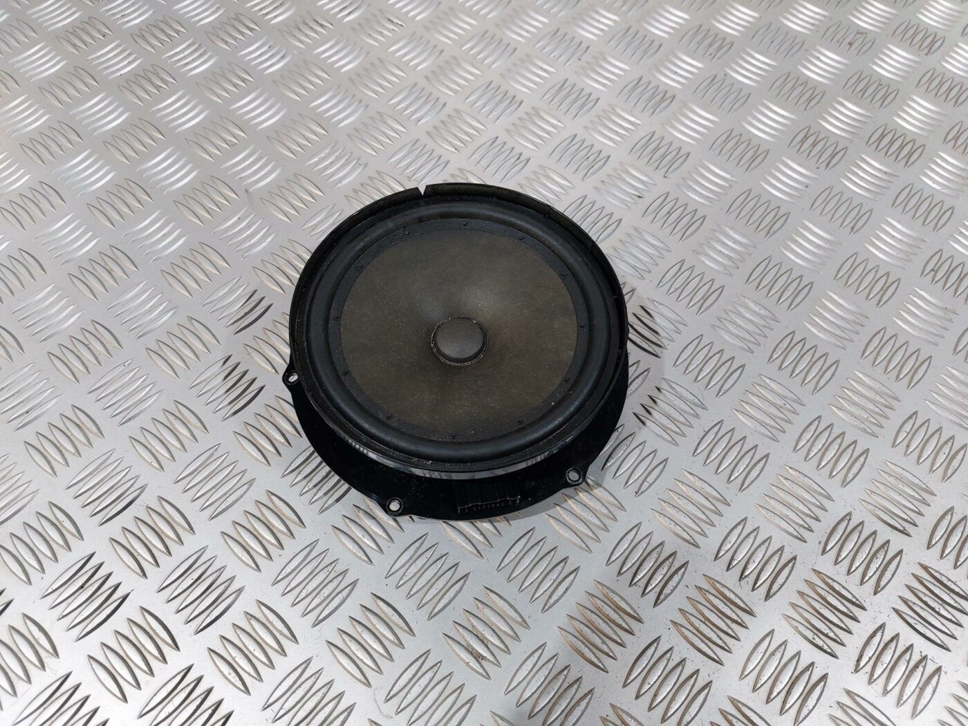 Durvju skaļrunis, apakšā priekš VW JETTA 2008 1 Durvju skaļrunis, apakšā priekš VW JETTA 2008