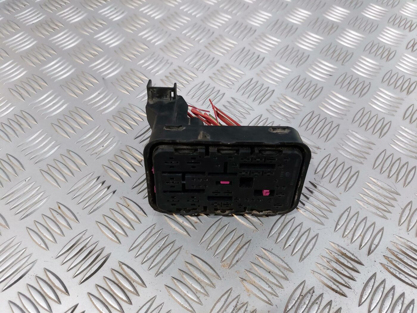 Drošinātāju bloks priekš VW JETTA 2008 1 Drošinātāju bloks priekš VW JETTA 2008