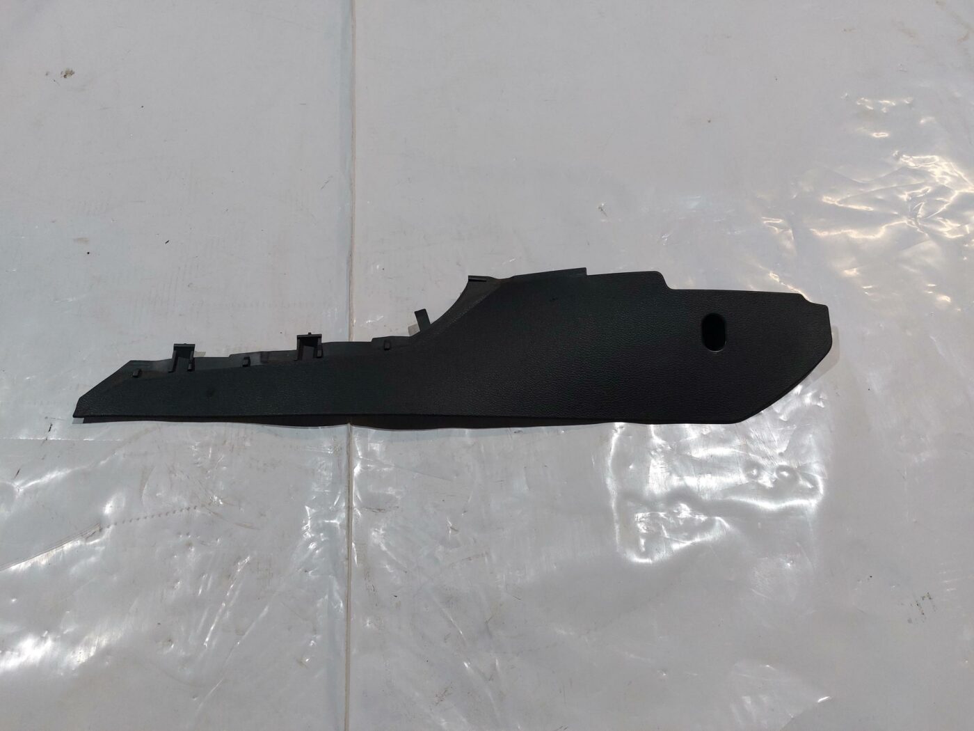 Centrālās konsoles (apdares) sānu panelis priekš VW JETTA 2008 1 Centrālās konsoles (apdares) sānu panelis priekš VW JETTA 2008