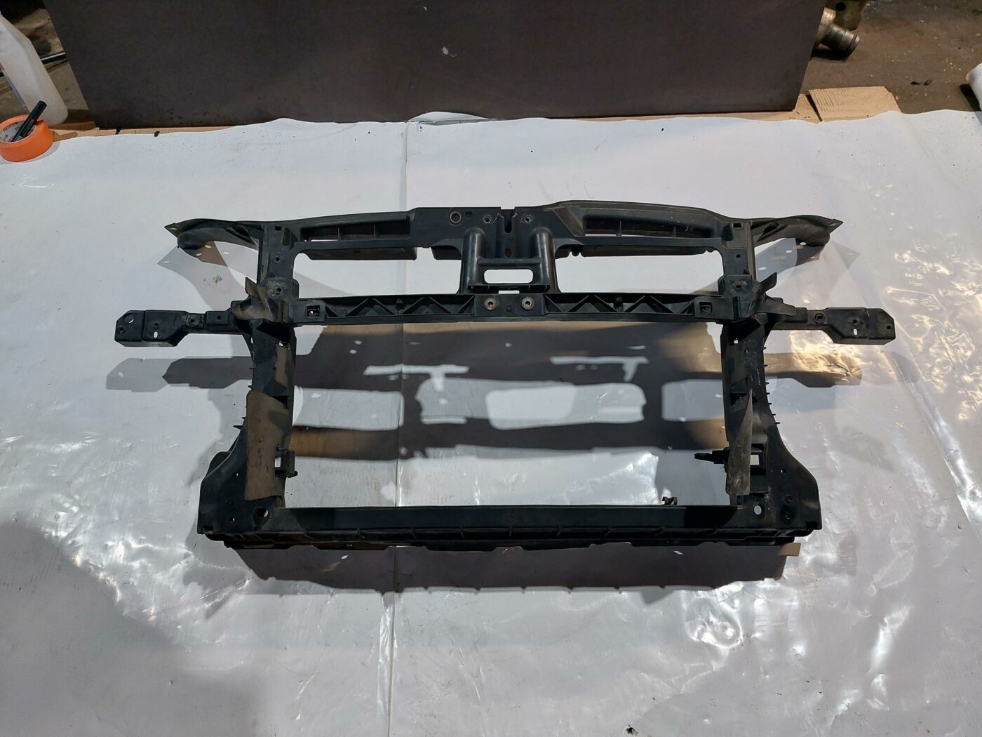 Priekšējā radiatora rāmis priekš VW JETTA 2008 1 Priekšējā radiatora rāmis priekš VW JETTA 2008