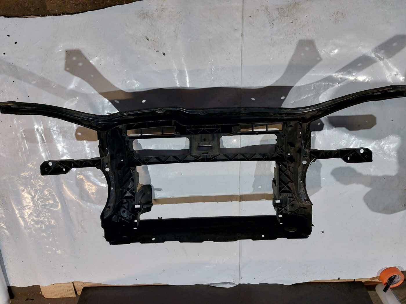 Priekšējā radiatora rāmis priekš VW JETTA 2008 2 Priekšējā radiatora rāmis priekš VW JETTA 2008