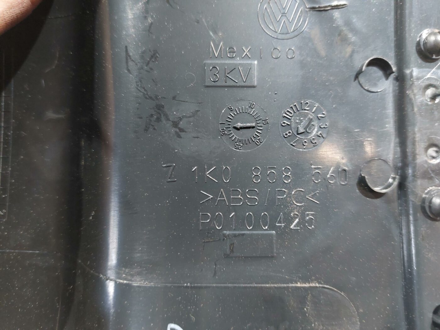 Stūres statnes putekļu aizsargs (salonā) priekš VW JETTA 2008 3 Stūres statnes putekļu aizsargs (salonā) priekš VW JETTA 2008