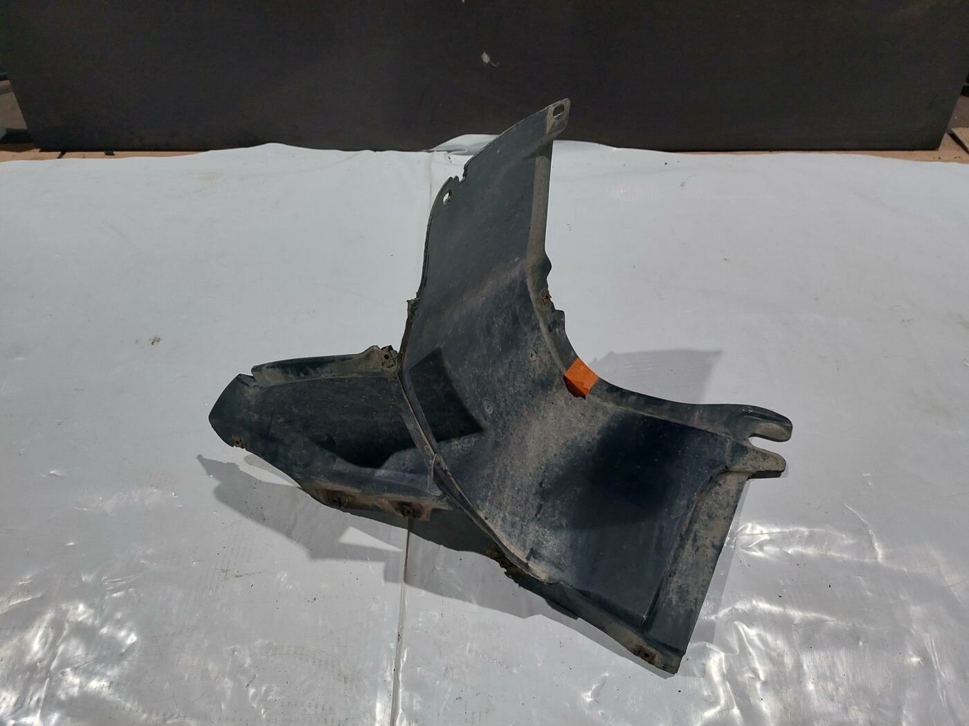 Priekšējais kreisais paspārns priekš VW JETTA 2008 2 Priekšējais kreisais paspārns priekš VW JETTA 2008