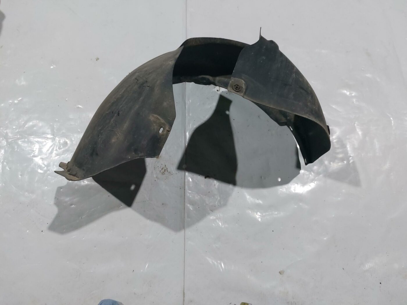 Priekšējais kreisais paspārns priekš VW JETTA 2008 2 Priekšējais kreisais paspārns priekš VW JETTA 2008