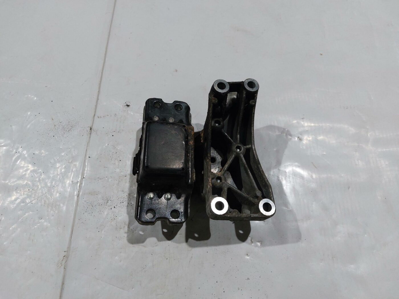 Ātrumkārbas kronšteins priekš VW JETTA 2008 2 Ātrumkārbas kronšteins priekš VW JETTA 2008